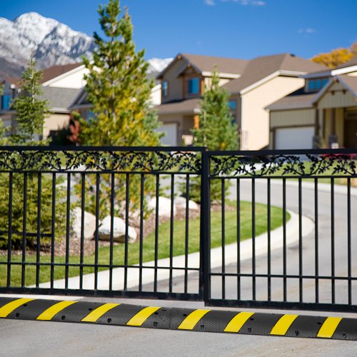 Heavy Duty Rubber Speed Hump High Lbs Capacity With Reflective Yellow Strip Channel For Asphalt Con 4