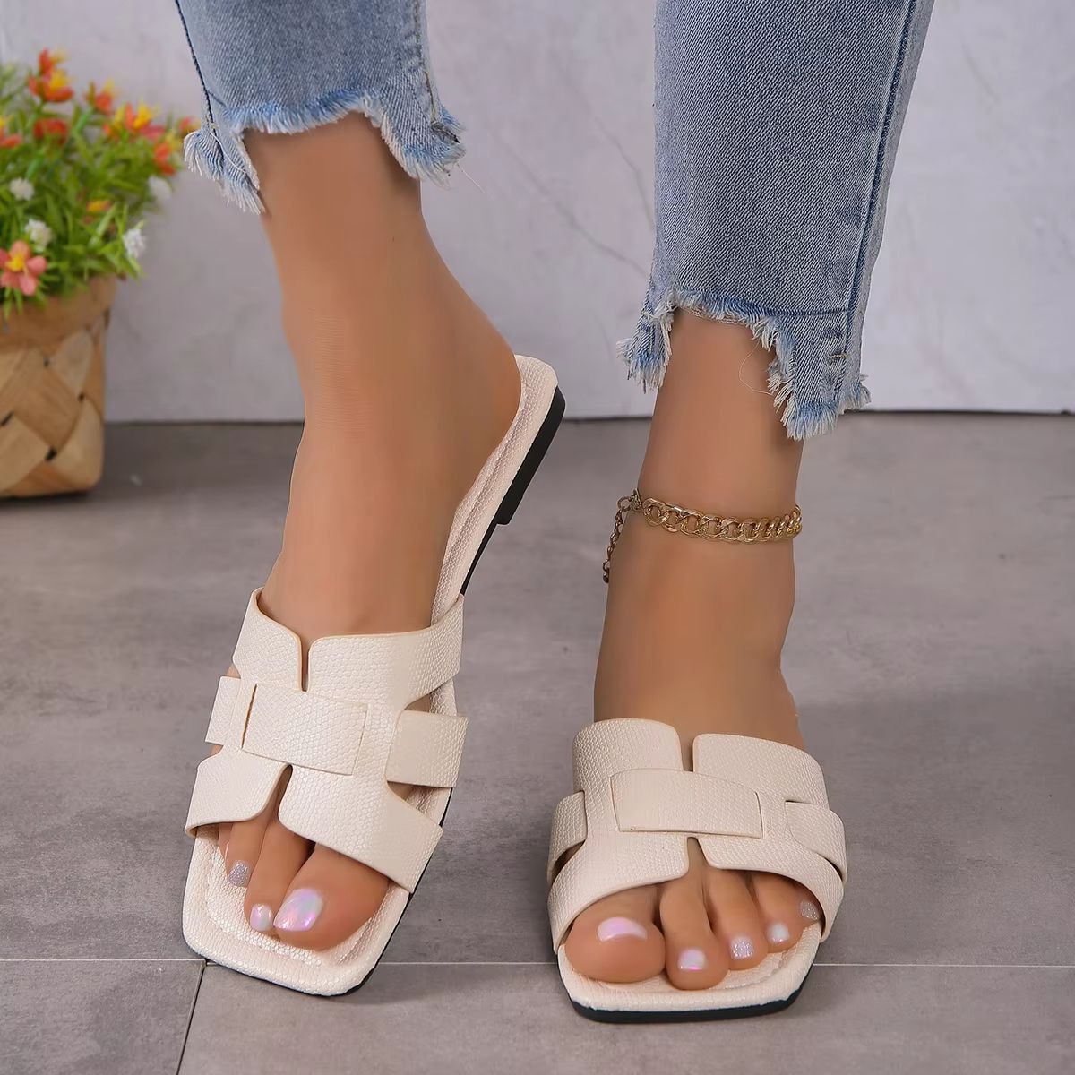 Women Casual Outdoor Flat Sandals – Fashion Slip On Slippers for Summer Comfort