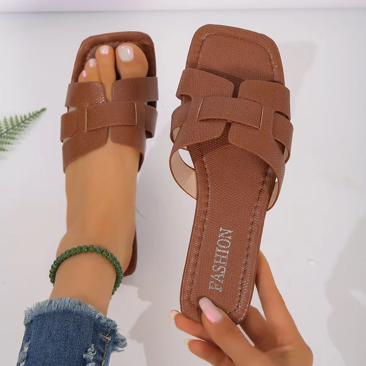 Women Casual Outdoor Flat Sandals  Fashion Slip On Slippers For Summer Comfort 2