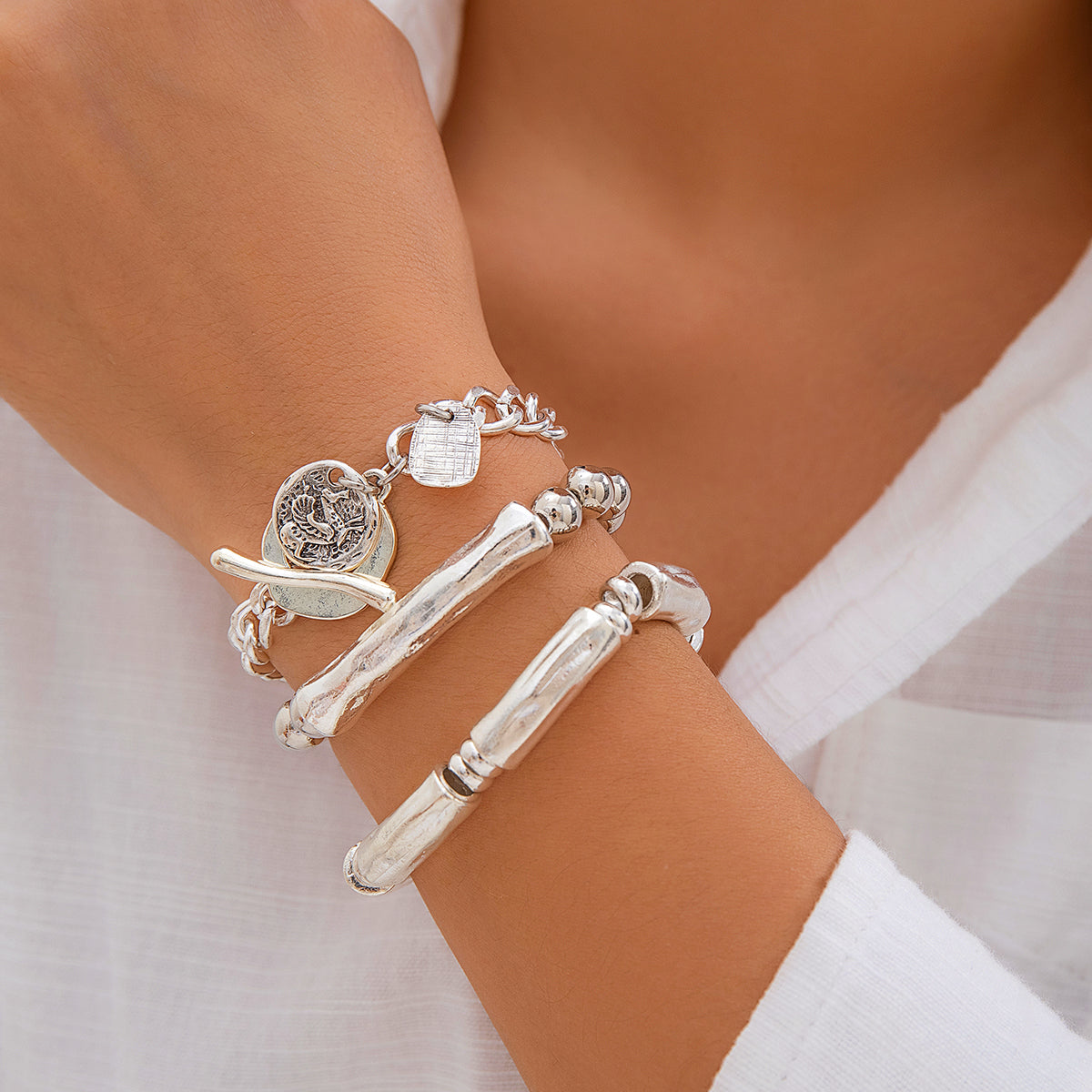 Stylish 4-Piece Vintage Coin Pendant Bracelets for Women, Unique Gothic Bangles for Trendy Couples and Friends
