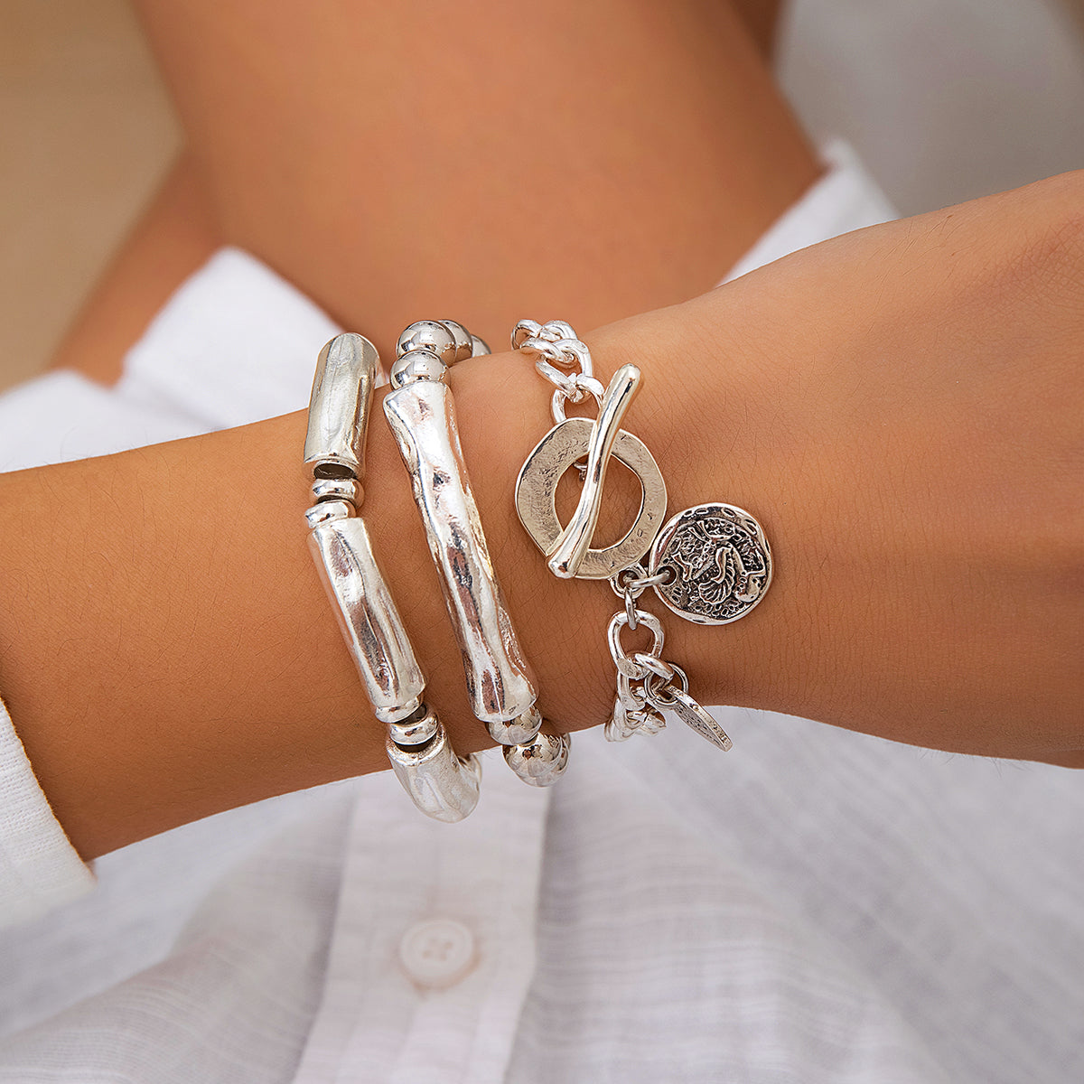 Stylish 4-Piece Vintage Coin Pendant Bracelets for Women, Unique Gothic Bangles for Trendy Couples and Friends