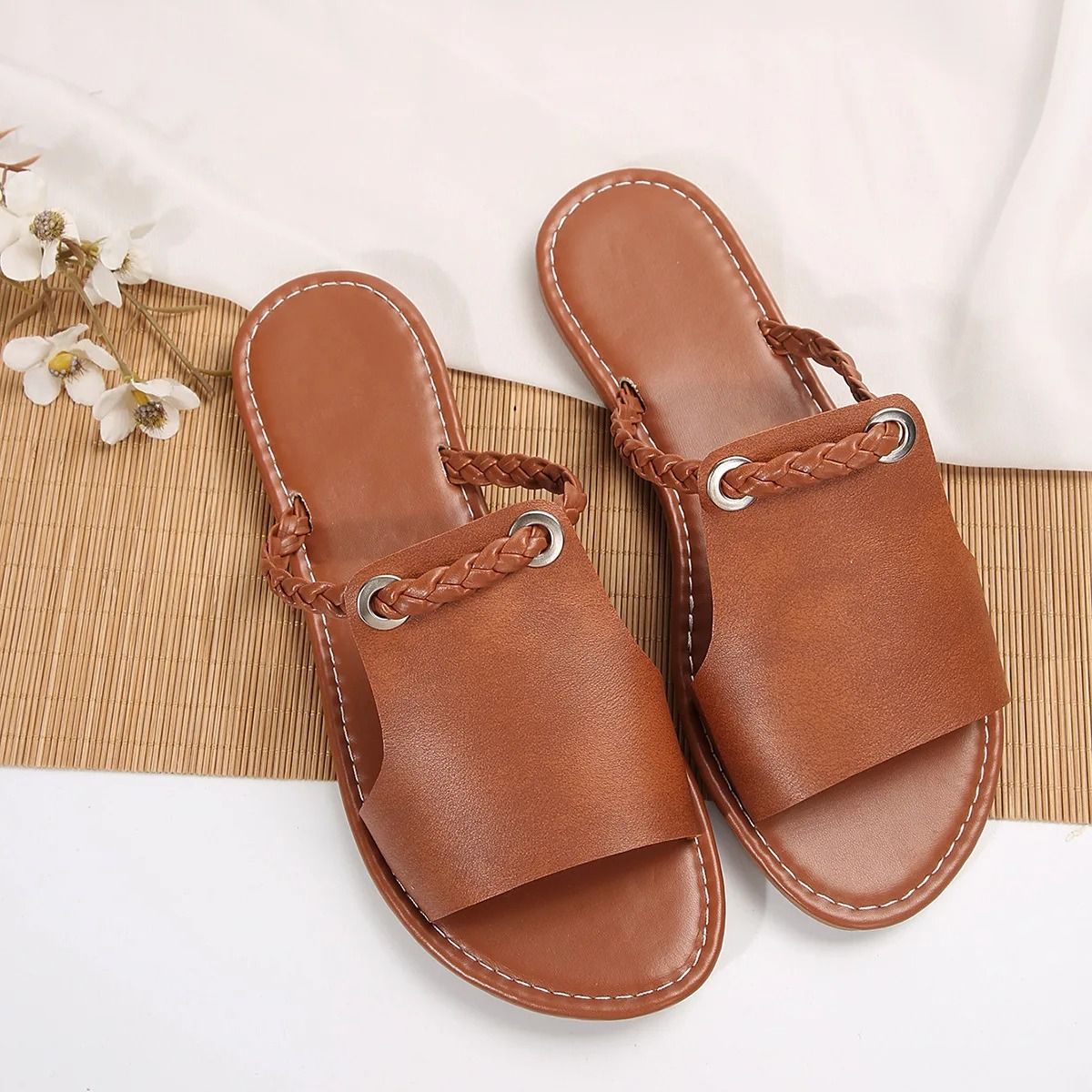 Women Summer Flat Sandals With Square Toe And Crisscross Strap Design For Beach And Daily Casual We 9