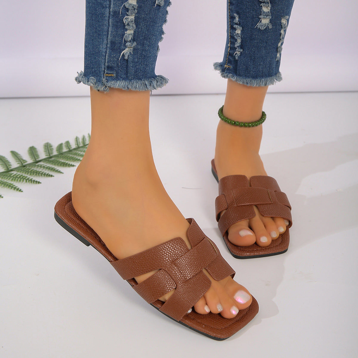 Ladies' Fashionable Casual Flat Sandals Versatile Outdoor Wear for Everyday Comfort