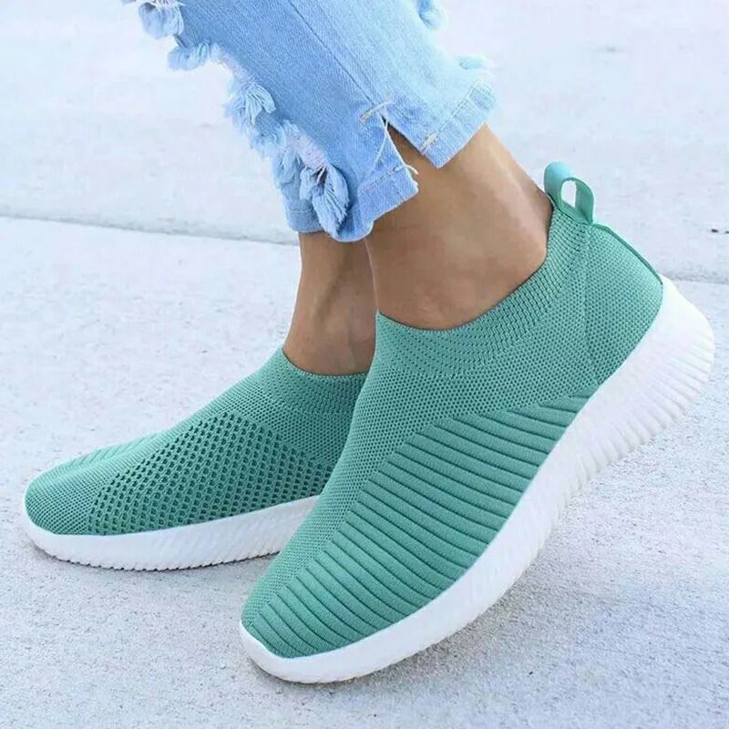 Womens Slip On Casual Sneakers Lightweight Vulcanized Sports Shoes Comfortable White Walking Sneakers for Daily Wear