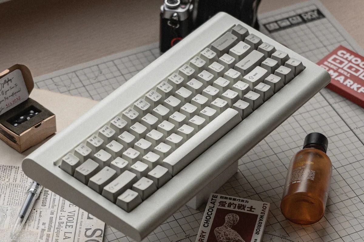 Retro Mechanical Keyboard With Wireless Bluetooth And Tri Mode Connectivity 1