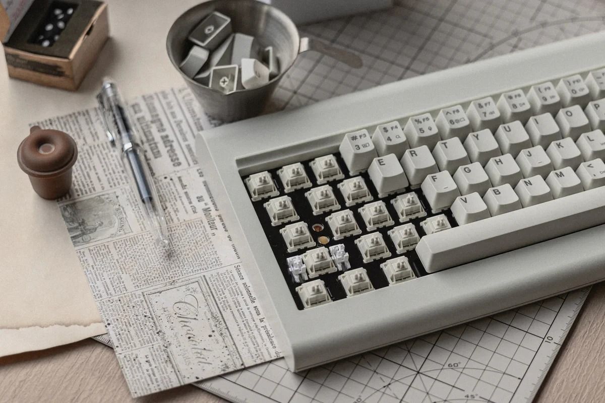 Retro Mechanical Keyboard With Wireless Bluetooth And Tri Mode Connectivity 3