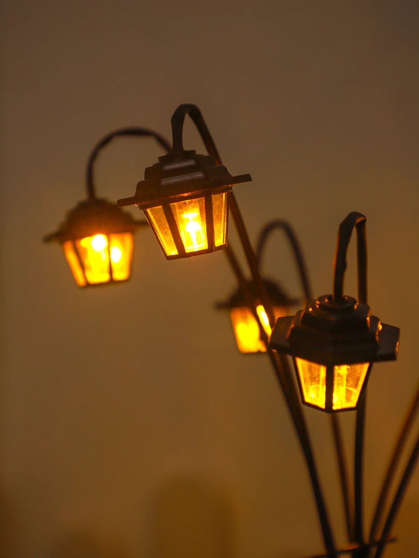 Solar Powered Retro Lantern 6 LED Decorative Outdoor Light 2