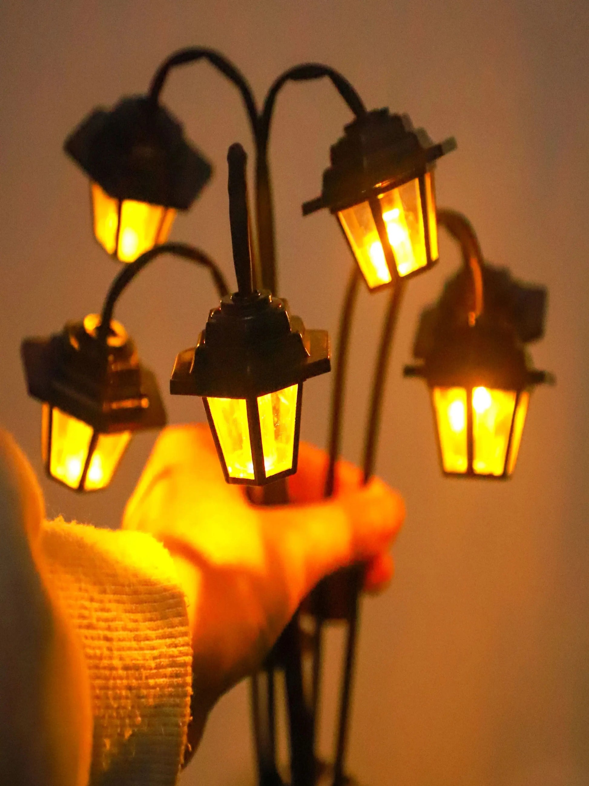 Solar Powered Retro Lantern 6 LED Decorative Outdoor Light 6