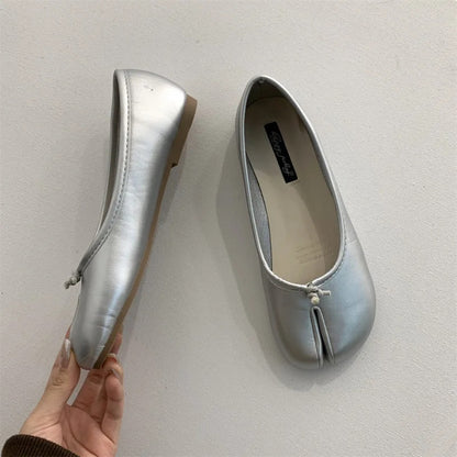 Trendy Women's Pig Hoof Slippers, Parted Toe Flat Shoes with Non-Slip Rubber Sole for Spring, Autumn & Indoor Winter