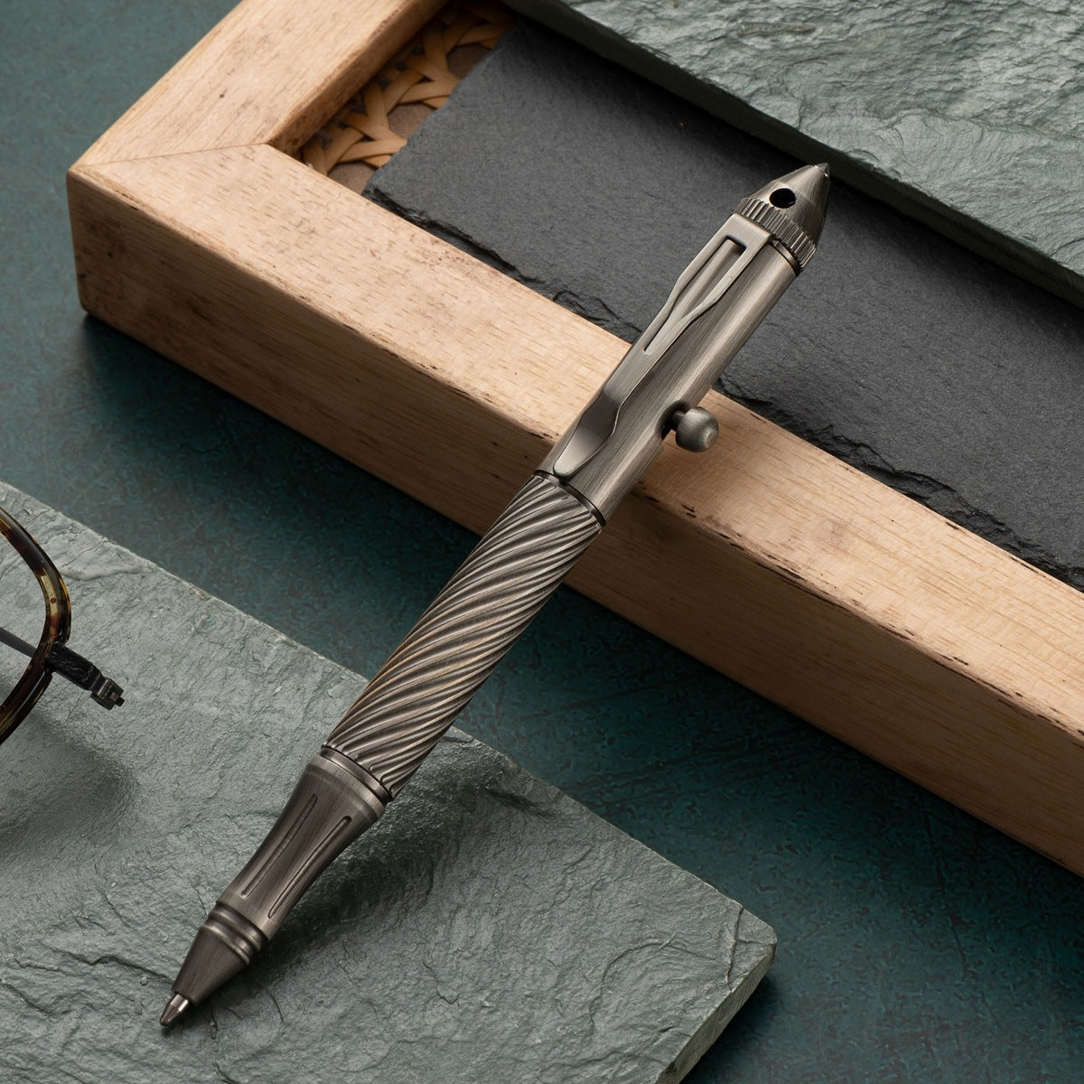 Creative Outdoor Retro EDC Brass Bolt Tactical Pen with Tungsten Steel Head, Multi Functional Survival Pen, Pocket Tool