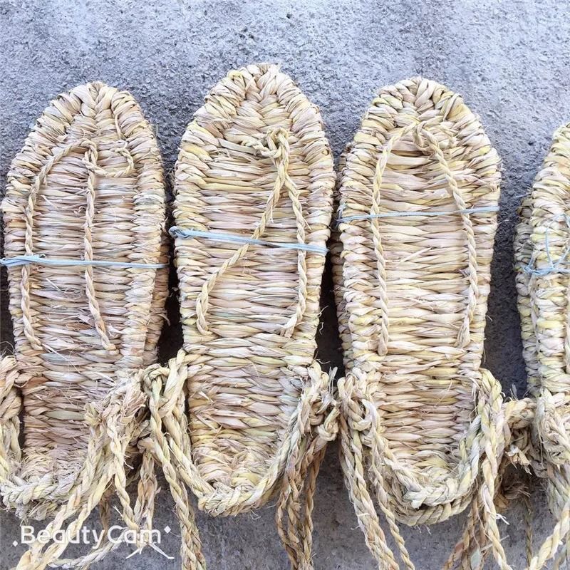 Hand Woven Straw Beach Sandals For Men And Women 1