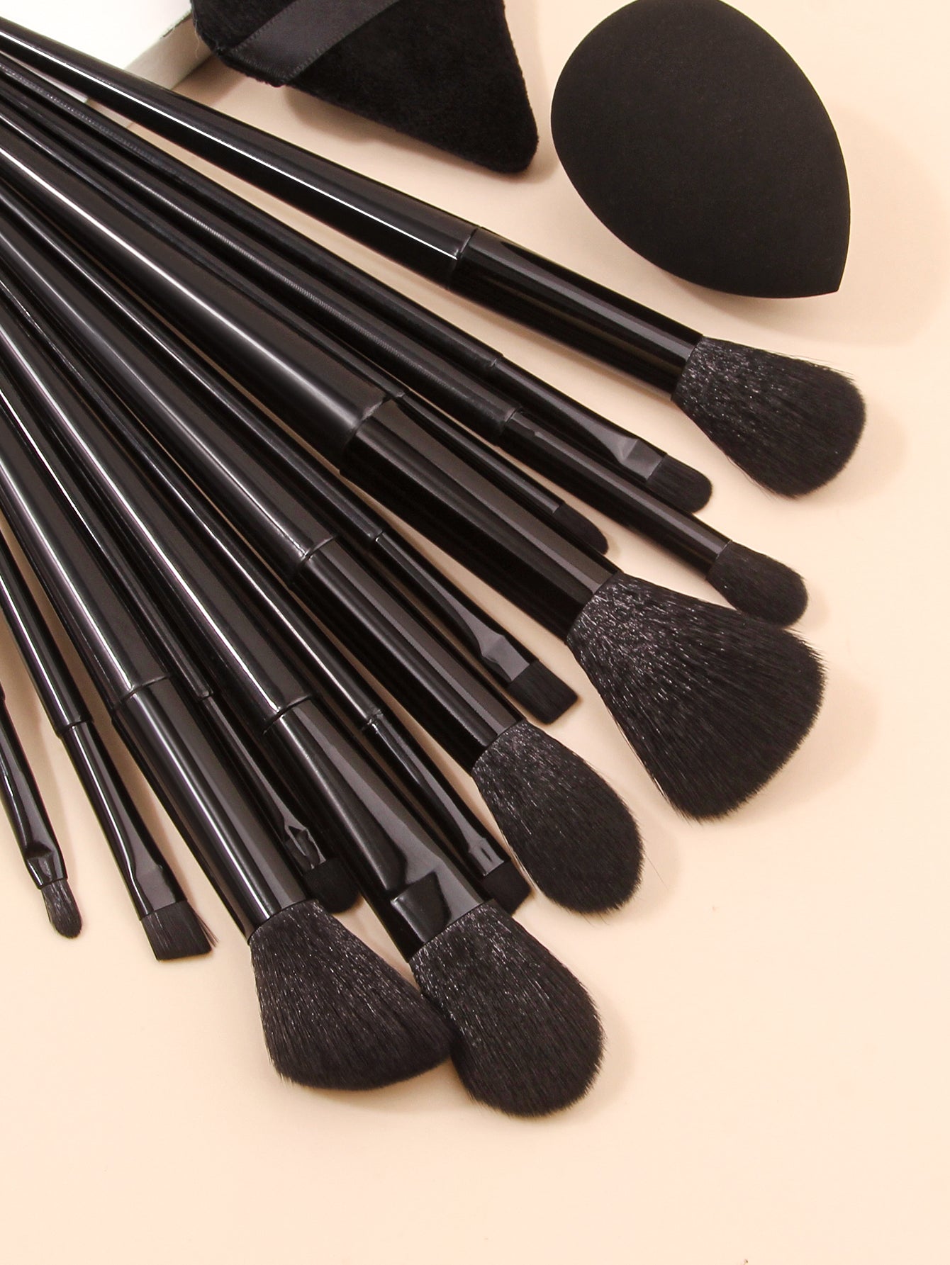 13pcs Black Makeup Brush Set with Soft Powder Brush, Portable Makeup Tools, 1PCS Triangular Puff, Foundation Sponge
