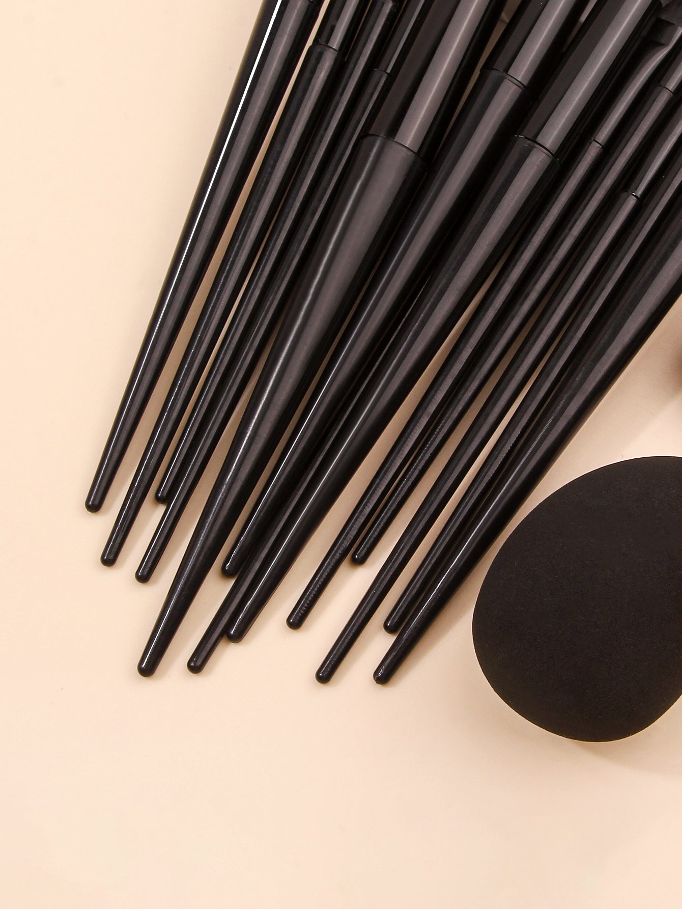 13pcs Black Makeup Brush Set with Soft Powder Brush, Portable Makeup Tools, 1PCS Triangular Puff, Foundation Sponge