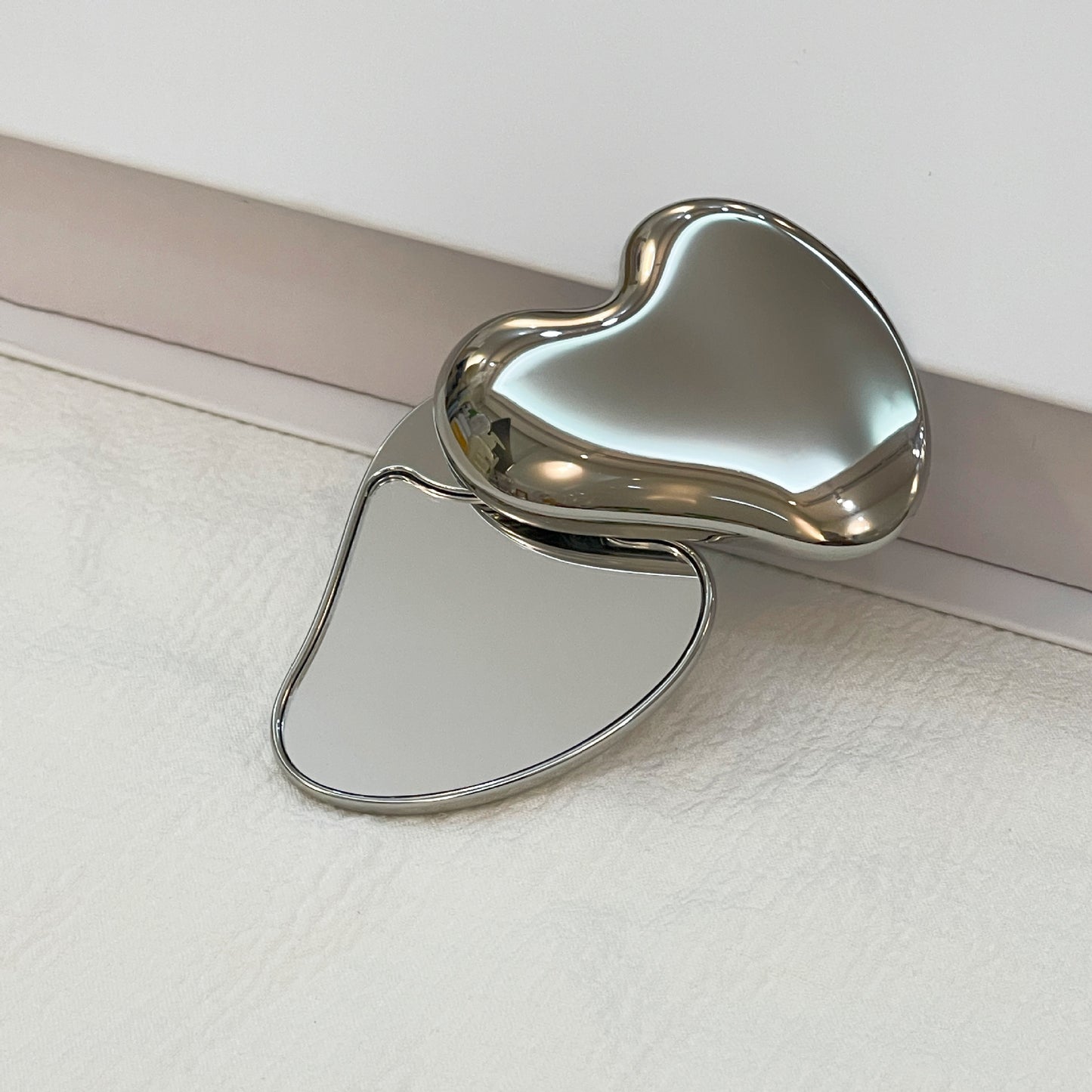 Mini Heart-Shaped Handheld Makeup Mirror, Double-Sided Portable Small Mirror, Cute Foldable Makeup Repair Mirror