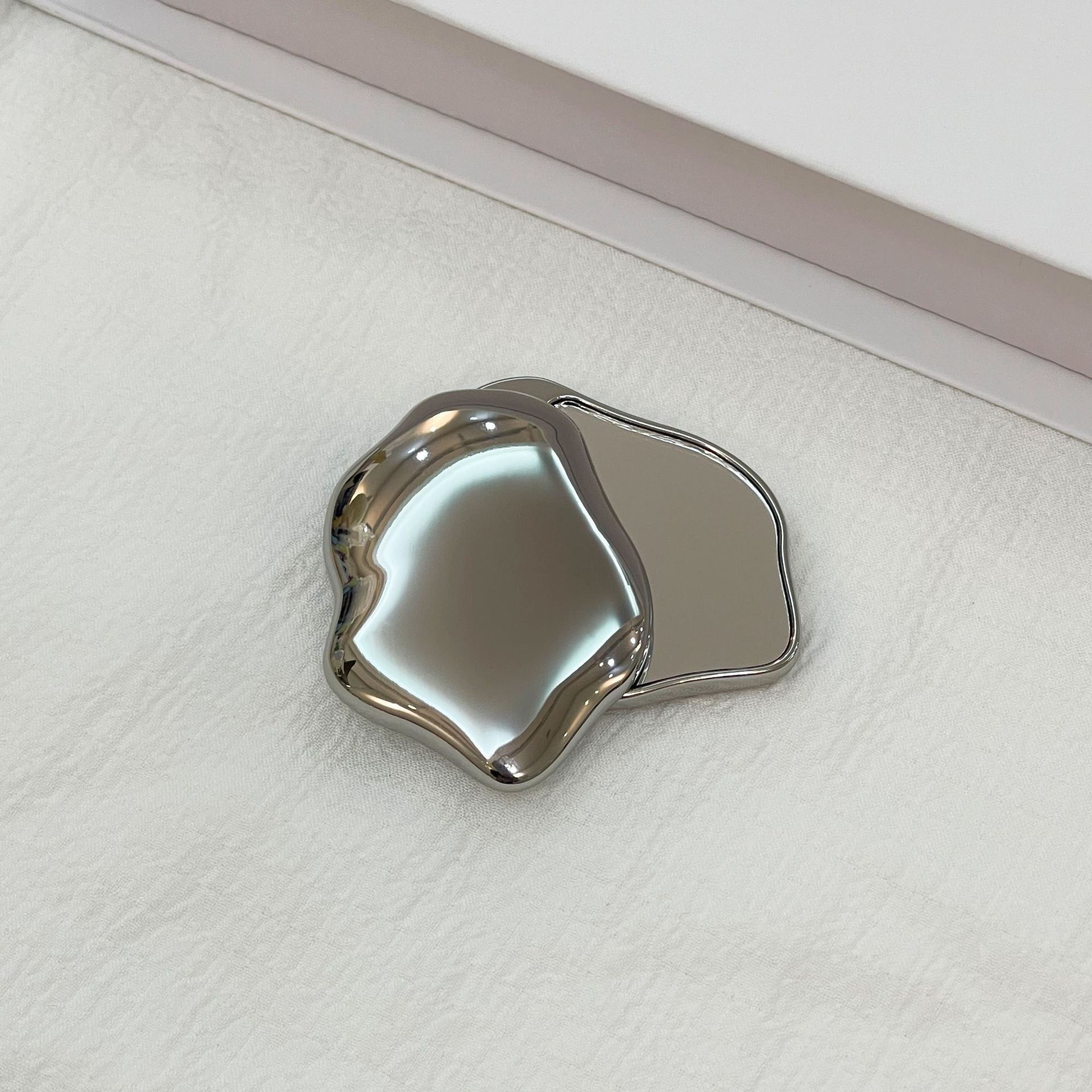 Mini Heart-Shaped Handheld Makeup Mirror, Double-Sided Portable Small Mirror, Cute Foldable Makeup Repair Mirror