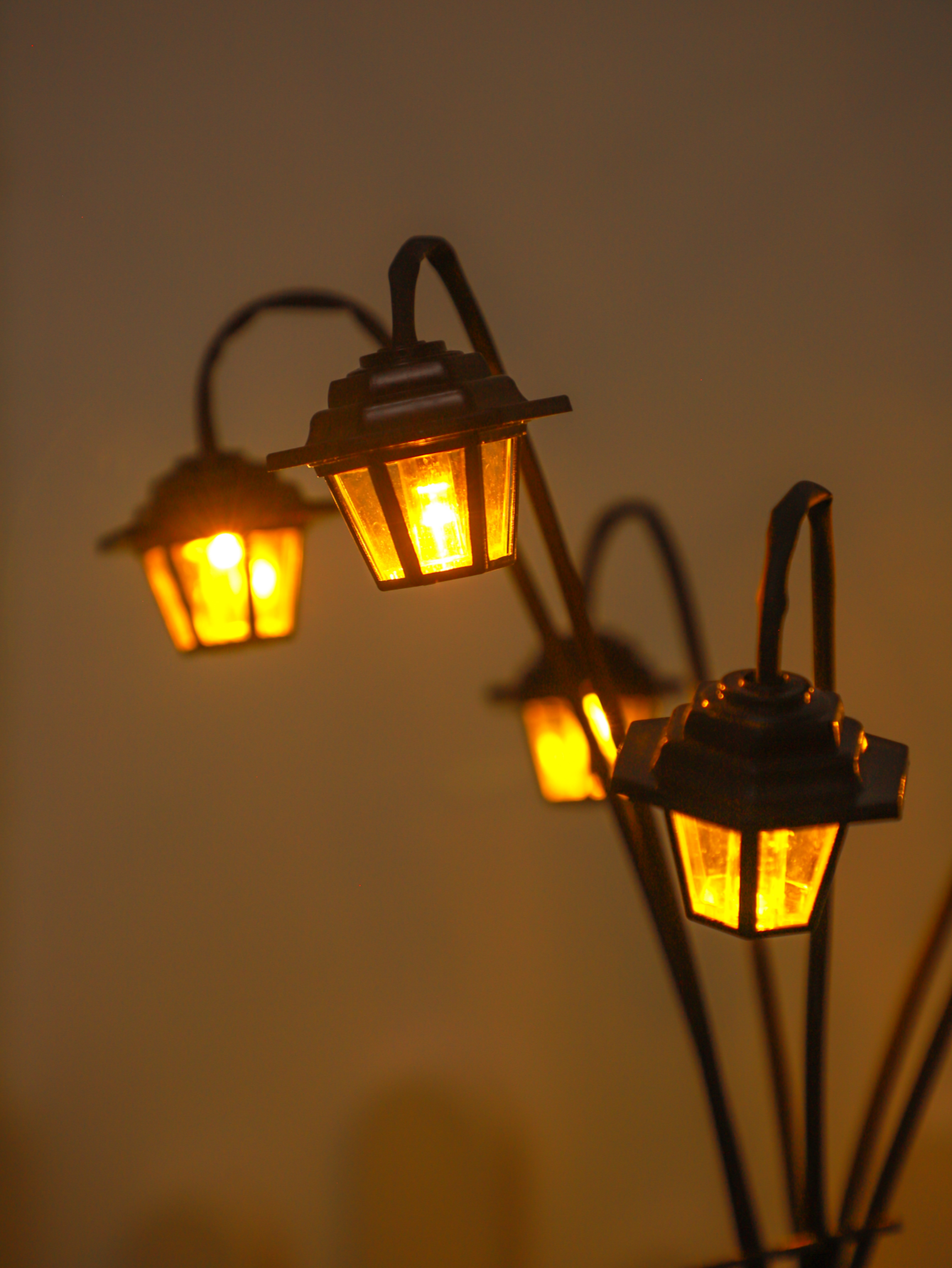 Solar-Powered LED Retro Lantern Decorative Light Outdoor Retro Street Lamp Style for Garden Courtyard Decor